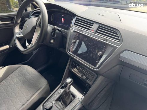 Volkswagen Tiguan 2021 серый - фото 19