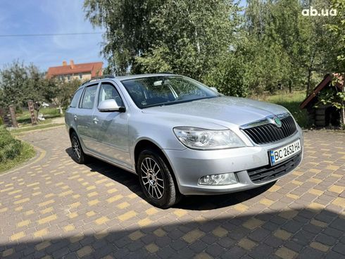 Skoda Octavia 2010 серебристый - фото 2