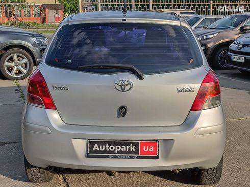 Toyota Yaris 2009 серый - фото 8