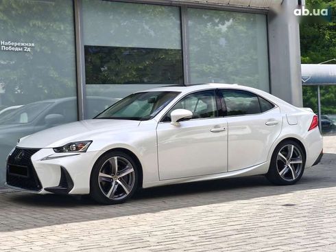 Lexus IS 2017 - фото 10