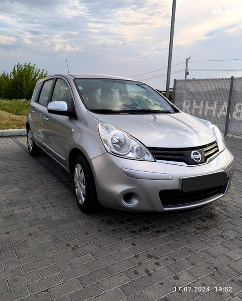 Nissan Note 2010 серебристый - фото 2