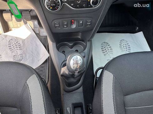 Renault Sandero 2019 - фото 17