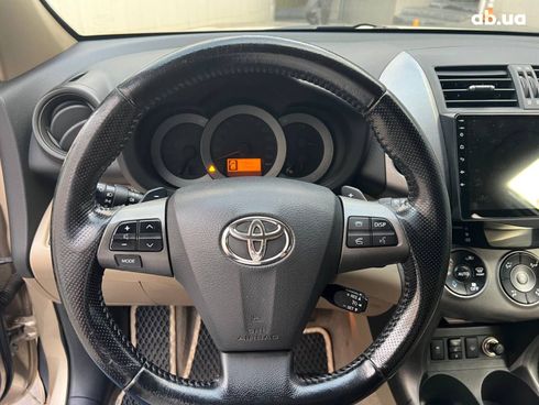 Toyota RAV4 2011 бежевый - фото 25