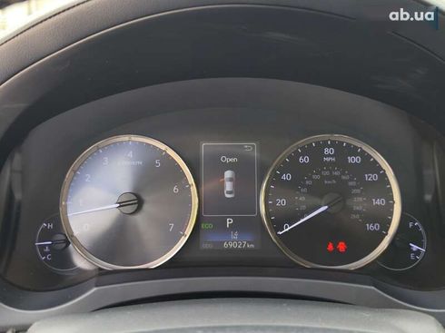 Lexus IS 2017 - фото 25
