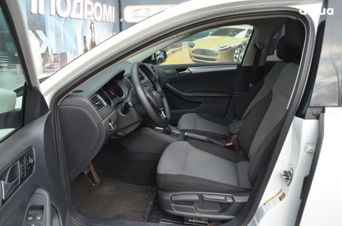 Volkswagen Jetta 2016 белый - фото 12