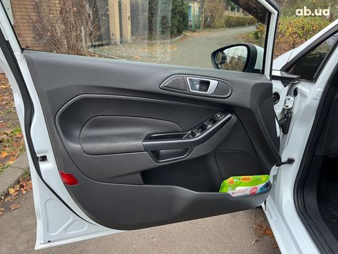 Ford Fiesta 2013 белый - фото 9