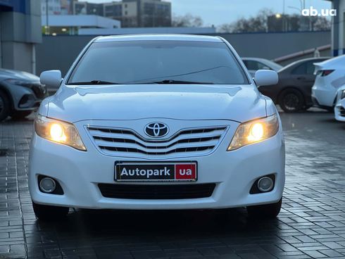 Toyota Camry 2010 белый - фото 2