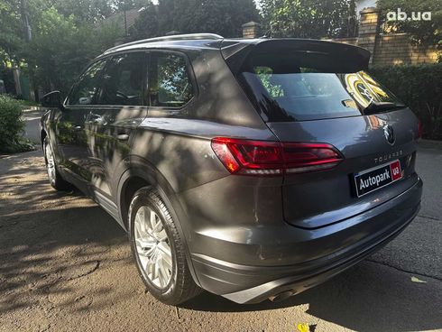 Volkswagen Touareg 2021 серый - фото 8