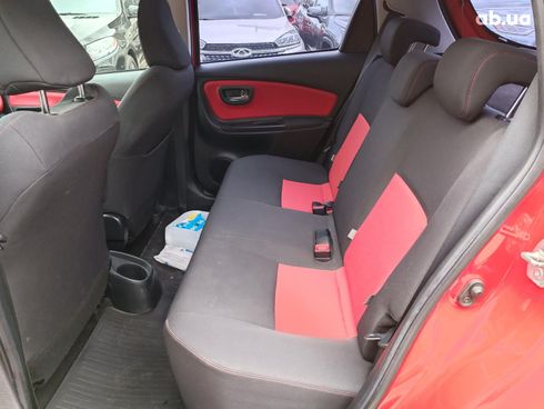 Toyota Yaris 2015 красный - фото 12