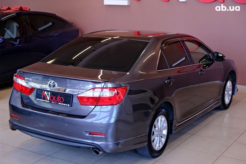Toyota Camry 2014 серый - фото 5