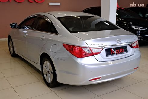 Hyundai Sonata 2014 серебристый - фото 4