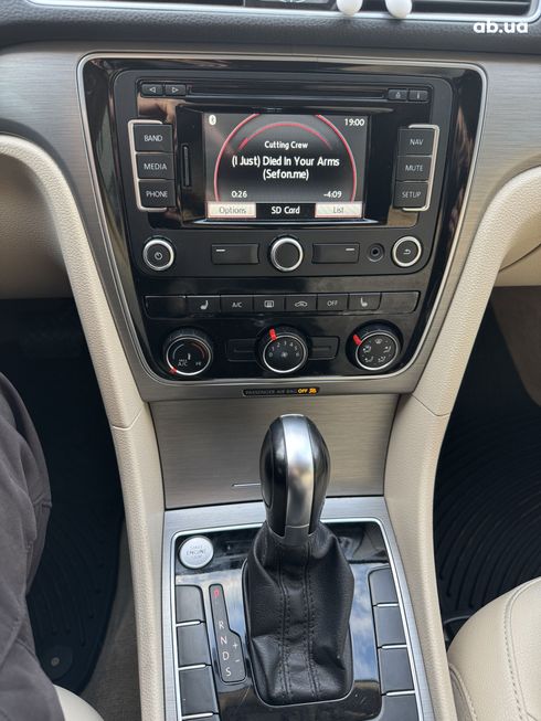 Volkswagen Passat 2015 бежевый - фото 14