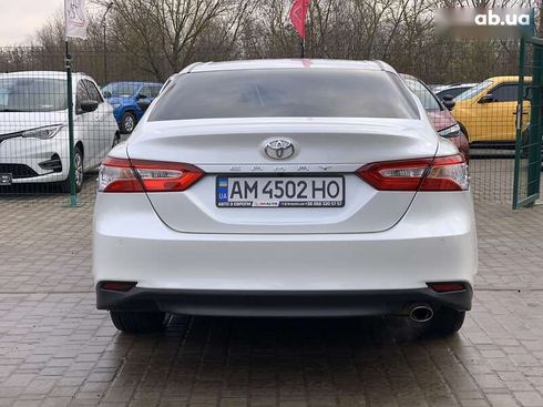 Toyota Camry 2019 - фото 17