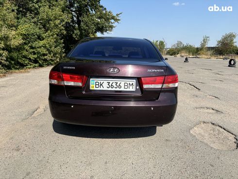 Hyundai Sonata 2006 вишневый - фото 17