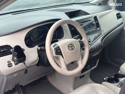 Toyota Sienna 2012 - фото 17