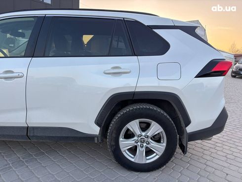 Toyota RAV4 2020 белый - фото 9