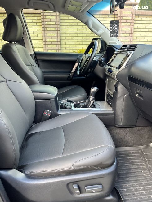 Toyota Land Cruiser Prado 2018 черный - фото 9
