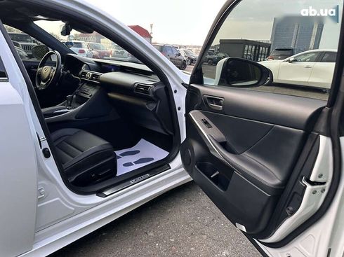 Lexus IS 2019 - фото 22