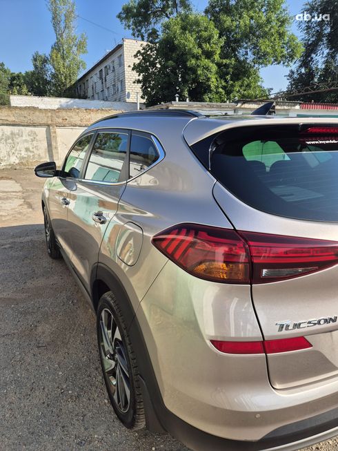 Hyundai Tucson 2018 бежевый - фото 11