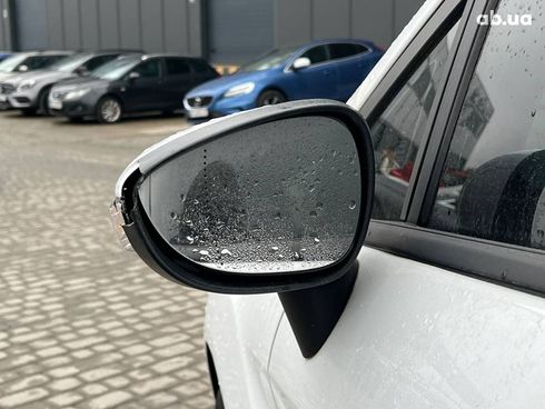 Ford Fiesta 2012 белый - фото 14