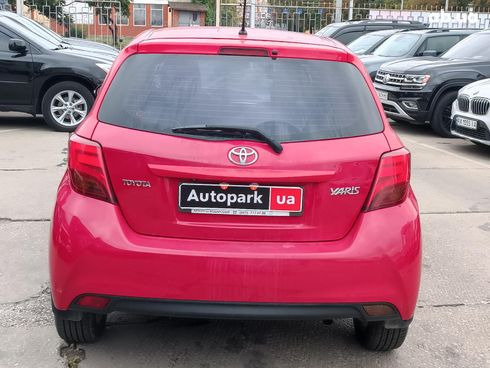 Toyota Yaris 2015 красный - фото 8