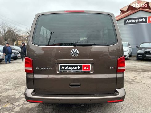 Volkswagen Caravelle 2015 коричневый - фото 22