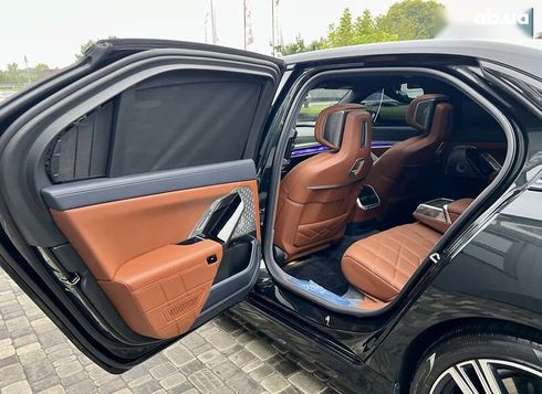 BMW i7 2023 - фото 30