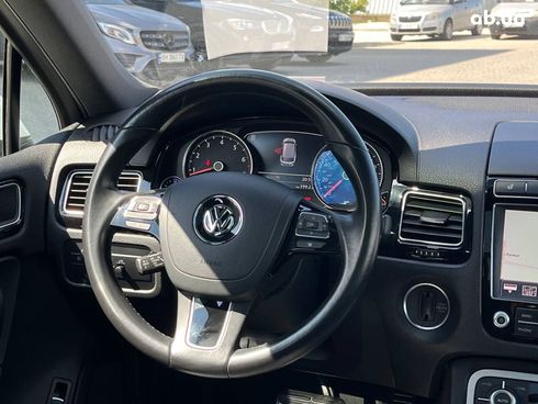Volkswagen Touareg 2016 белый - фото 20