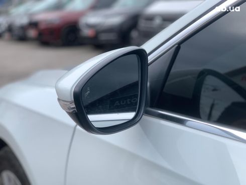 Volkswagen Passat 2018 белый - фото 9