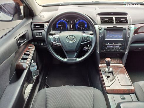 Toyota Camry 2015 белый - фото 25