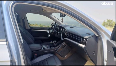 Volkswagen Touareg 2019 серый - фото 14