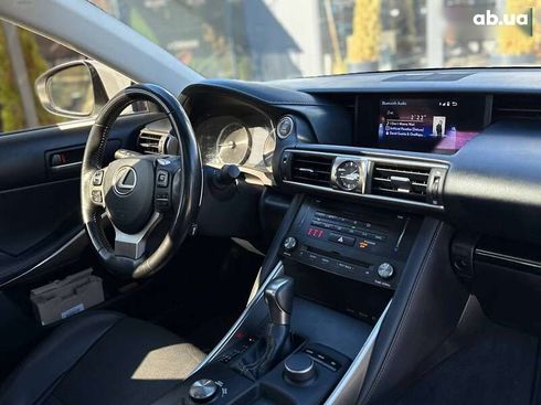 Lexus IS 2017 - фото 20
