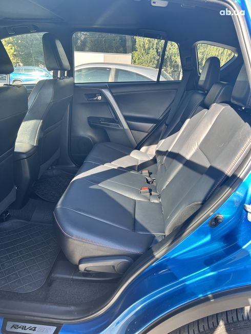 Toyota RAV4 2017 синий - фото 17