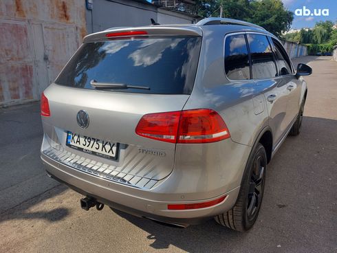Volkswagen Touareg 2011 серебристый - фото 8