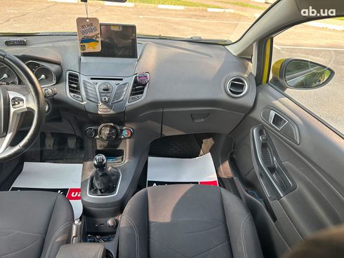 Ford Fiesta 2014 желтый - фото 23