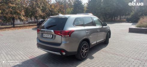 Mitsubishi Outlander 2016 серебристый - фото 2