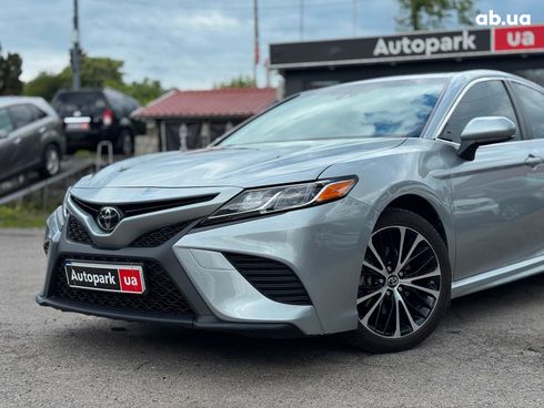 Toyota Camry 2018 серый - фото 2