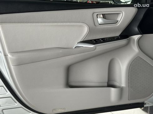 Toyota Camry 2015 серый - фото 13