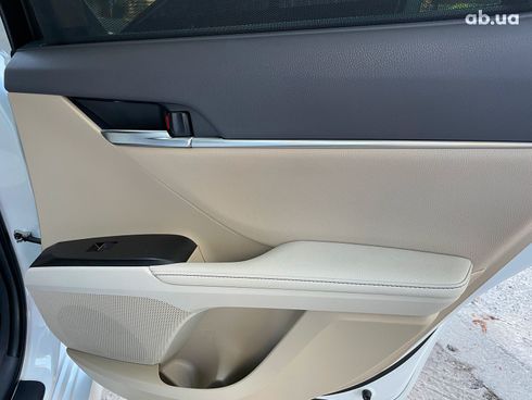 Toyota Camry 2022 белый - фото 41