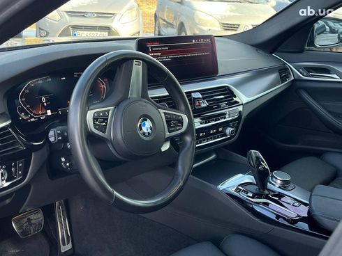 BMW 5 серия 2022 серый - фото 47