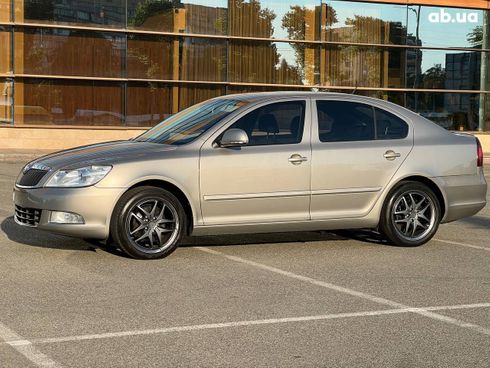 Skoda Octavia 2011 бежевый - фото 6