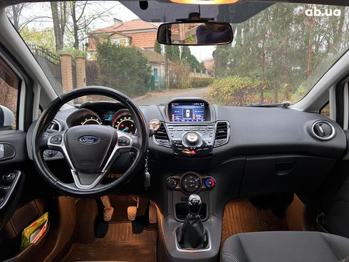 Ford Fiesta 2013 белый - фото 17