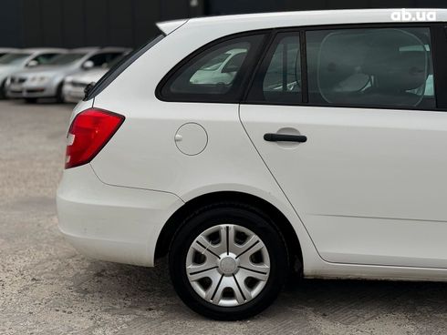 Skoda Fabia 2010 белый - фото 9