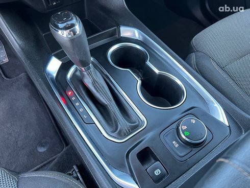 Chevrolet Traverse 2017 серый - фото 32