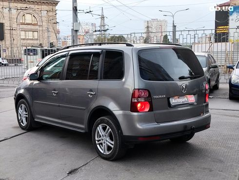 Volkswagen Touran 2008 серый - фото 9