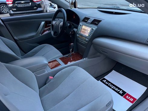 Toyota Camry 2010 белый - фото 46