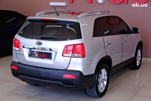 Kia Sorento 2011 серебристый - фото 5