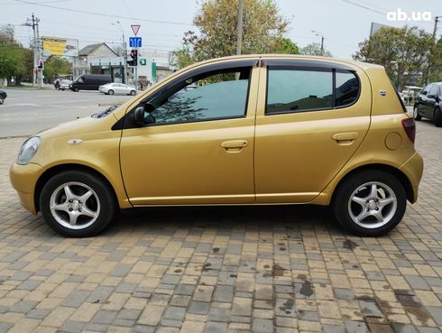 Toyota Yaris 1999 желтый - фото 4