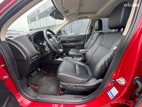 Mitsubishi Outlander 2018 красный - фото 17