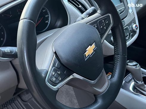 Chevrolet Malibu 2017 белый - фото 26
